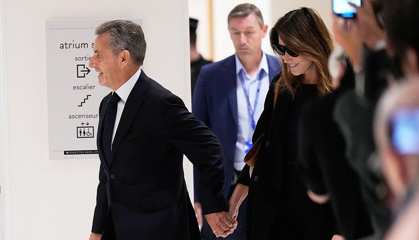Trotz eines teilweisen Freispruchs erh&auml;lt Sarkozy eine harte Strafe.