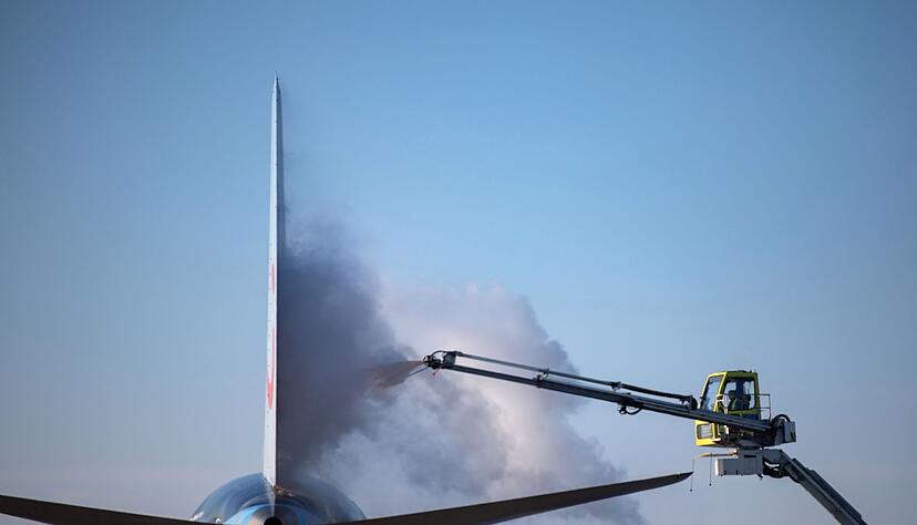 Ein Flugzeug wird am Flughafen Stuttgart vor dem Start enteist. (Archivbild) Ein Flugzeug wird am Flughafen Stuttgart vor dem Start enteist. (Archivbild)