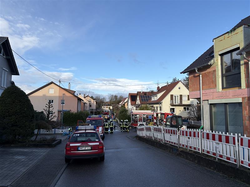 Die Freiwillige Feuerwehr ist vor Ort und l&ouml;scht den Brand am Auto.