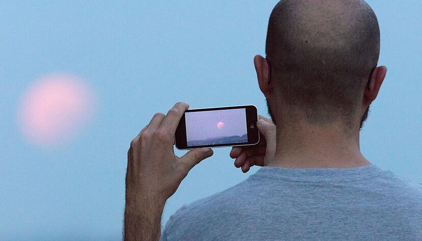 Auch mit einem einfachen Smartphone kann man Fotos von der Mondfinsternis machen. (Archivbild) Auch mit einem einfachen Smartphone kann man Fotos von der Mondfinsternis machen. (Archivbild)
