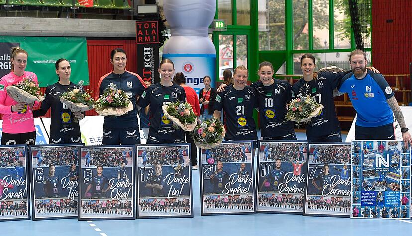 Tija Gomilar Zickero (2. von links), Olga Gorshenina (3. von links) und Sophie Lütke (4. von rechts) verlassen die Sport-Union zum Saisonende und wurden am Abend gemeinsam mit den anderen Abgängen verabschiedet. Tija Gomilar Zickero (2. von links), Olga Gorshenina (3. von links) und Sophie Lütke (4. von rechts) verlassen die Sport-Union zum Saisonende und wurden am Abend gemeinsam mit den anderen Abgängen verabschiedet.
