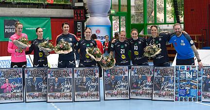 Tija Gomilar Zickero (2. von links), Olga Gorshenina (3. von links) und Sophie Lütke (4. von rechts) verlassen die Sport-Union zum Saisonende und wurden am Abend gemeinsam mit den anderen Abgängen verabschiedet.