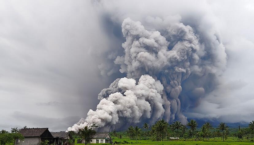 Die Aschesäule war zwei Kilometer hoch. Die Aschesäule war zwei Kilometer hoch.