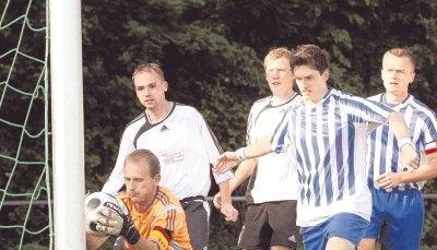 Glück für den Lehrensteinsfelder Torwart Steffen Hauke: Erst im Nachfassen hat er den Ball sicher. Am Ende hatte Hauke drei Tore kassiert. Der SV Schozach gewann die Partie mit 3:1.Foto: Alex Bertok Glück für den Lehrensteinsfelder Torwart Steffen Hauke: Erst im Nachfassen hat er den Ball sicher. Am Ende hatte Hauke drei Tore kassiert. Der SV Schozach gewann die Partie mit 3:1.Foto: Alex Bertok