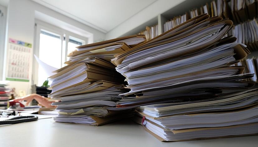 Auch im Heilbronner Landratsamt sind die Papierstapel noch nicht überall vom Tisch. Bis Ende 2023 will man aber zu 60 Prozent auf E-Akte umstellen.
Foto: Archiv/dpa