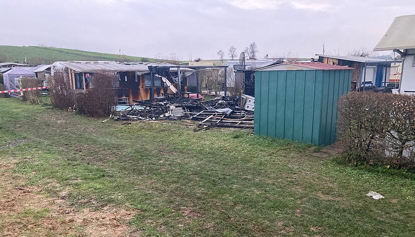 Beim Brand eines Wohnwagens auf einem Campingplatz bei Eppingen ist eine Frau ums Leben gekommen. Beim Brand eines Wohnwagens auf einem Campingplatz bei Eppingen ist eine Frau ums Leben gekommen.