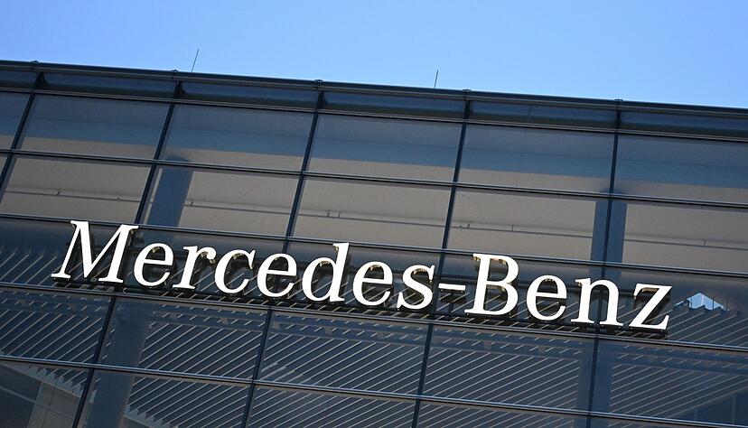 Ein Schriftzug des Autzomobilherstellers Mercedes-Benz an der Fassade eines B&uuml;rogeb&auml;udes.