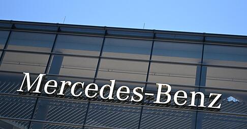 Ein Schriftzug des Autzomobilherstellers Mercedes-Benz an der Fassade eines Bürogebäudes.