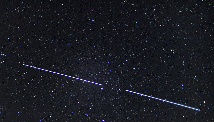 Zwei "Starlink"-Satelliten sind als Lichtstreifen am Nachthimmel von Brandenburg zu sehen. Am Montagabend zeigte sich der Anblick auch über Heilbronn. Zwei "Starlink"-Satelliten sind als Lichtstreifen am Nachthimmel von Brandenburg zu sehen. Am Montagabend zeigte sich der Anblick auch über Heilbronn.