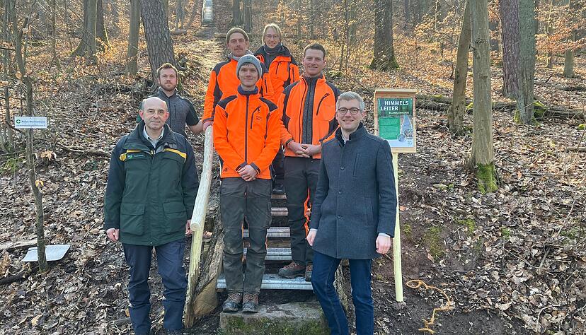 Das Team von Forst-BW hat die alte Himmelsleiter abgerissen und eine neue errichtet. Vorne: Forstbezirksleiter Christian Feldmann (links) und B&uuml;rgermeister Michael Tauch.