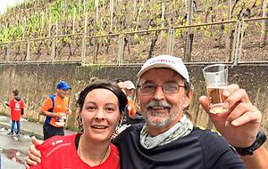Das tut gut: Entspannung nach dem Zieleinlauf im kalten Kneipp-Becken.
