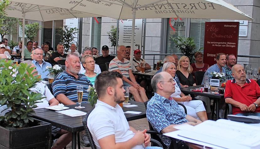 Die drei großen Fernseher vor dem Café de Paris lockten 100 Gäste in die Öhringer Innenstadt. Die Leistung der Nationalmannschaft begeisterte das Publikum aber nicht.
Fotos: Christoph Kraft
