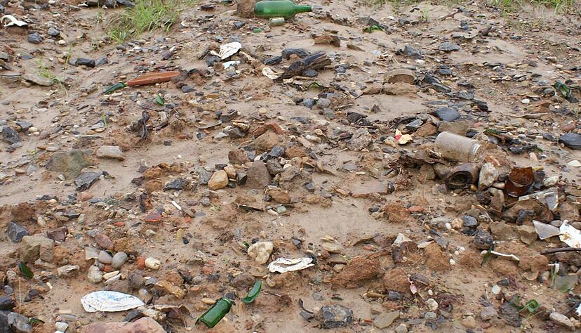 Schlamm, Altplastik und Flaschen vom Deponiekörper strömten ins Tal.