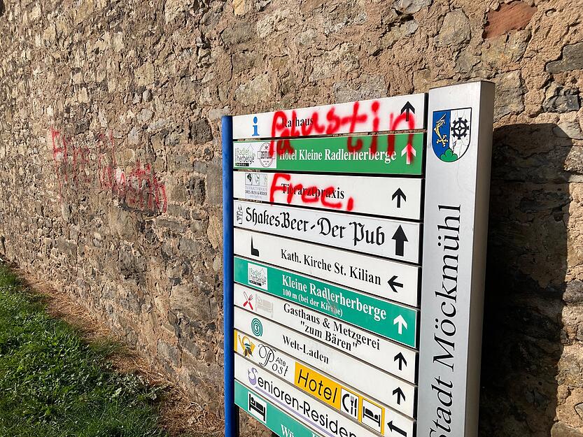 Diese Hinweisschilder an der Stadtmauer in Möckmühl wurden genauso beschmiert.
