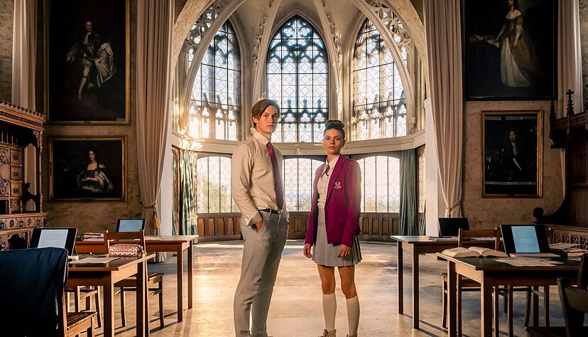 Damian Hardung als James und Harriet Herbig-Matten als Ruby im Rittersaal von Schloss Marienburg.