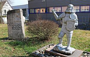 In Krautheim erinnern Statue und Gedenkstein an den viel zitierten Götzenspruch, mit dem der Raubritter 1516 einen in der Burg sitzenden Amtmann provoziert haben soll. In Krautheim erinnern Statue und Gedenkstein an den viel zitierten Götzenspruch, mit dem der Raubritter 1516 einen in der Burg sitzenden Amtmann provoziert haben soll.