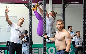 "Toes to Bar" − Zehen an die Klimmzugstange heißt die Übung für Luisa Goldhammer. Noch drei Wiederholungen will der Schiedsrichter von ihr sehen.