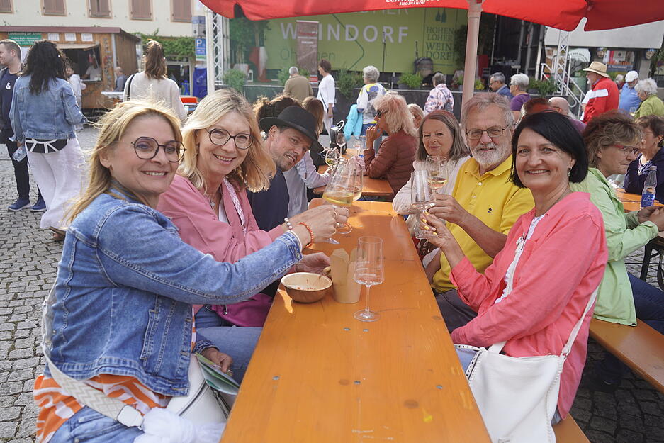 Viele Besucher strömten am Montag zum Ausklang des Hohenloher Weindorfs nach Öhringen. Viele Besucher strömten am Montag zum Ausklang des Hohenloher Weindorfs nach Öhringen.