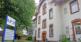 1,2 Millionen Euro, finanziert vorwiegend mit Fördermitteln des Landes, kosteten Sanierung und Umbau dieses Hauses. Die neue Station für Kinder und Jugendliche verteilt sich auf das ganze Gebäude.