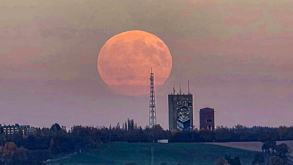 Auch Zwickau setzte der Supermond in Szene. Auch Zwickau setzte der Supermond in Szene.