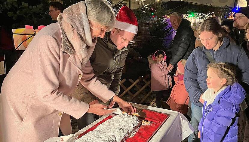 Aurelia bekommt das erste Stück vom Stollen, den OB Patrick Wegener und Heidrun Südecum zusammen anschneiden. Aurelia bekommt das erste Stück vom Stollen, den OB Patrick Wegener und Heidrun Südecum zusammen anschneiden.