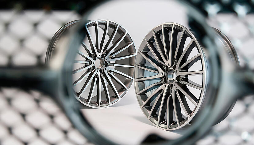 Felgen der sportlichen Mercedes-Tochter AMG, aber nur eine ist echt: Die Fälschung ist links zu sehen, das Original rechts.