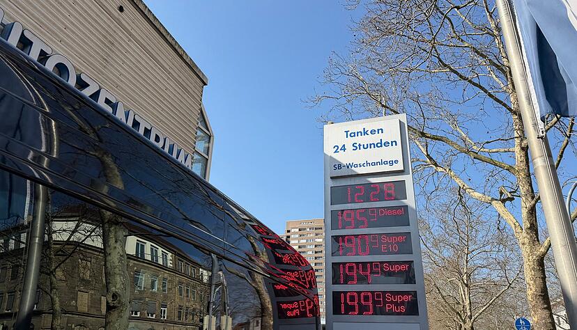 Die Tankstelle des Autozentrums Hagelauer in Heilbronn hatte am Mittwochabend, 4. M&auml;rz, zwischen 19 und 21 Uhr kein Super E5 und kein Super E10 mehr im Angebot.