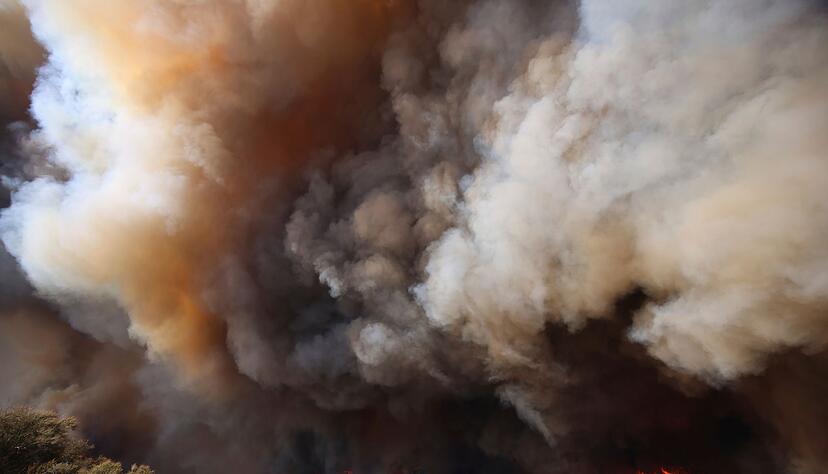 Ein Großbrand in Südkalifornien schlägt Tausende Anwohner in die Flucht. Ein Großbrand in Südkalifornien schlägt Tausende Anwohner in die Flucht.
