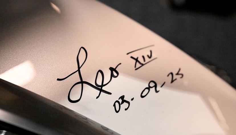 Der neue Papst hinterlie&szlig; auf dem Motorrad seine Signatur. (Archivbild)