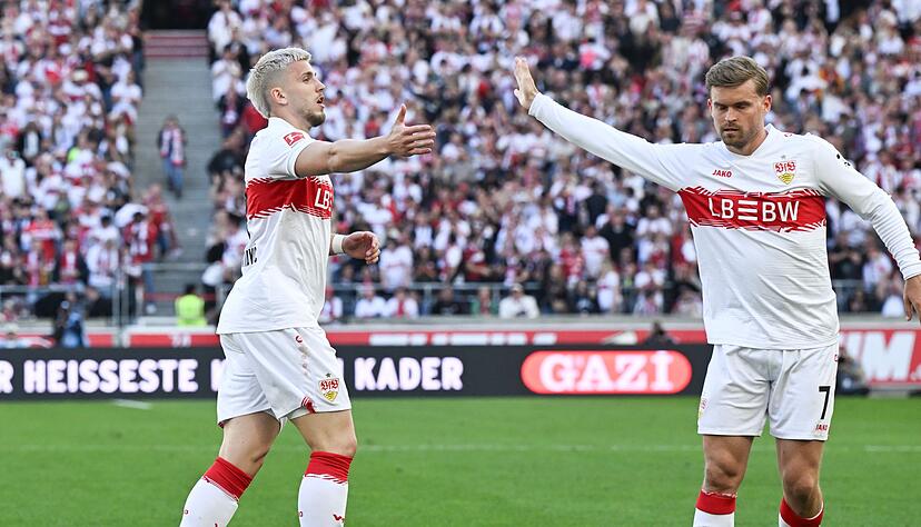 Abklatschen f&uuml;r den Ausgleich - Ermedin Demirovic (l) holt sich die Gratulation von Maximilian Mittelst&auml;dt (r) ab.