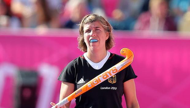 Natascha Keller legt nach den Olympischen Spielen den Schl&auml;ger beiseite. Foto: Christian Charisius