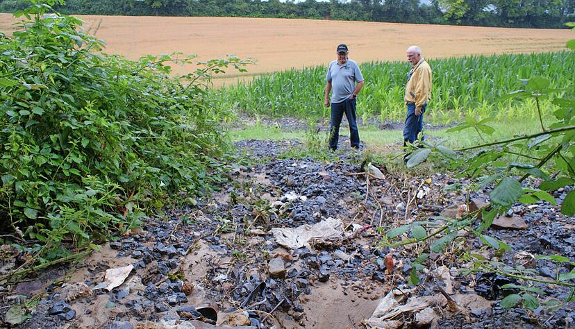 Folgen eines Erdrutsches: Am Hang der Kreisverkehrswachtfläche am Wartberg wurde auch Müll aus der alten Hausmülldeponie talwärts geschwemmt.
Foto: Carsten Friese