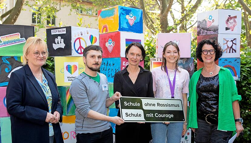 Zur Abschiedsparty mit Regierungspr&auml;sidentin Susanne Bay (Mitte) lud die Leiterin der Neckartalschule Susanne Kugel (rechts) ein.
Foto: Archiv/Veigel