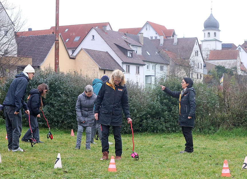 Das Trockentraining zeigt, wie wichtig ruhige, klare Führung an der Leine für Hundebesitzer ist.