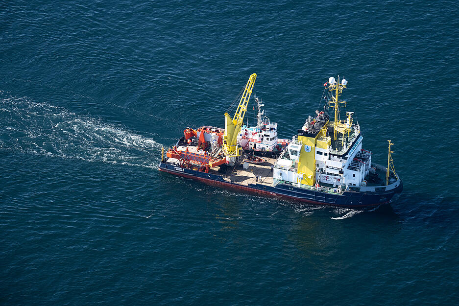 Der Schlepper "Fortuna B" zieht den mit Wasser gef&uuml;llten Lastkahn (Aufnahme aus einem Flugzeug). Damit ist "Timmy" deutlich schneller unterwegs als noch zuvor.