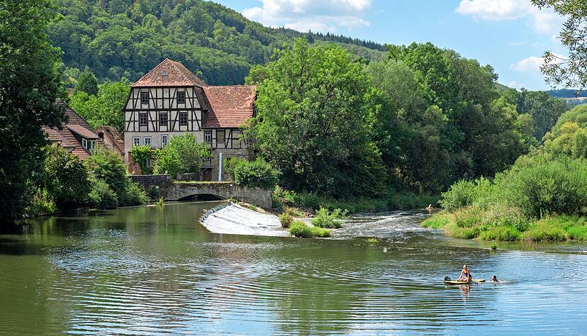 Lichtblick: Beim Kocherwehr in Forchtenberg staut sich das Wasser noch ganz ordentlich. Hier kann noch ein bisschen gepaddelt werden.
Fotos: Andreas Scholz Lichtblick: Beim Kocherwehr in Forchtenberg staut sich das Wasser noch ganz ordentlich. Hier kann noch ein bisschen gepaddelt werden.
Fotos: Andreas Scholz