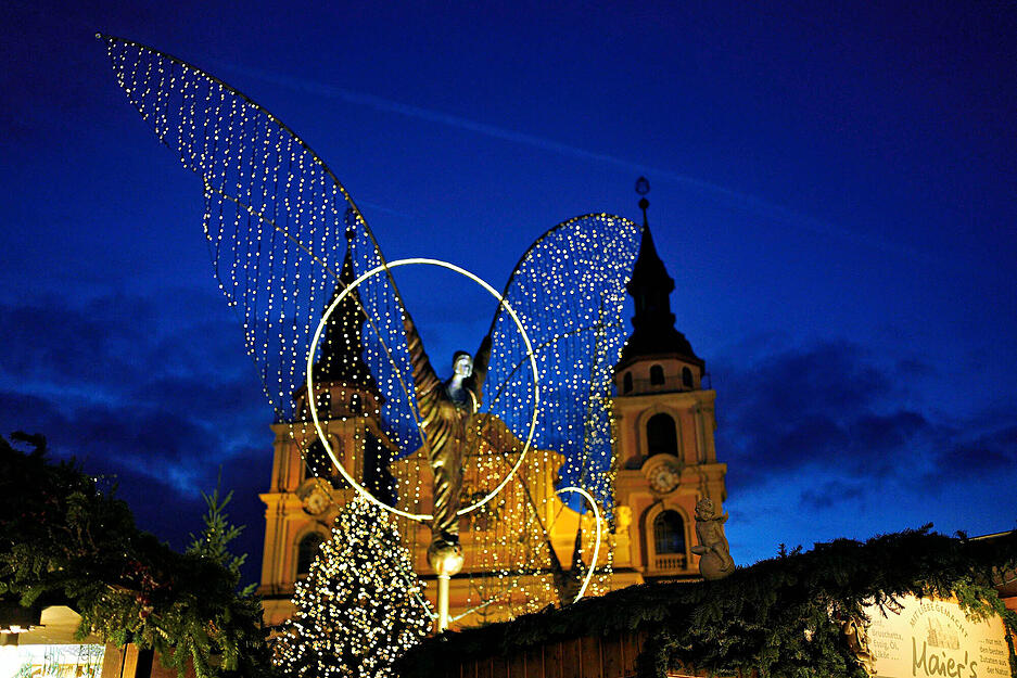 Einzigartige Lichterdekorationen schaffen eine zauberhafte Atmosphäre auf dem barocken Marktplatz in Ludwigsburg. Einzigartige Lichterdekorationen schaffen eine zauberhafte Atmosphäre auf dem barocken Marktplatz in Ludwigsburg.