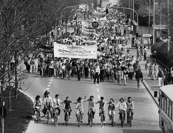 Ein kilometerlanger Demonstrationszug bewegt sich 1984 durch die Jägerhaustraße, stadteinwärts, zur Kundgebung auf den Marktplatz.
12.000 friedliche Ostermarschierer beenden damit ihren dreistündigen Anti-Atomraketen-Protest auf dem US-Militärstützpunkt Waldheide.