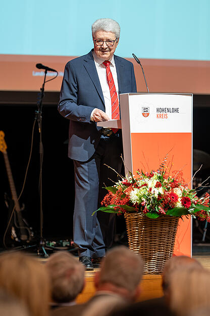 Hohenloher Landrat Matthias Neth wird bei feierlicher Kreistagssitzung in &Ouml;hringen verabschiedet und Nachfolger Ian Sch&ouml;lzel in sein neues Amt eingesetzt