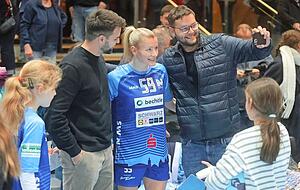 Fan-Liebling: Nach dem Spiel gegen den BSV Sachsen Zwickau nutzten zahlreiche Fans und Autogrammj&auml;ger die Gelegenheit f&uuml;r ein Erinnerungsfoto mit oder eine Unterschrift von Antje D&ouml;ll.