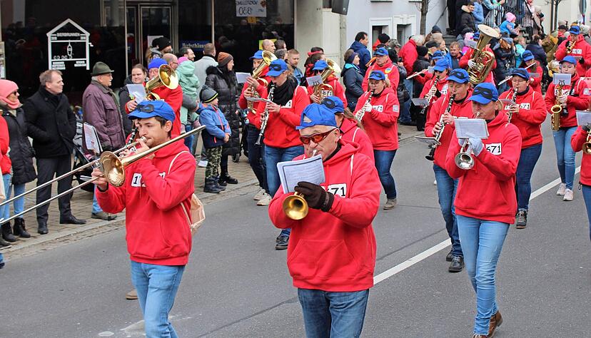 Besonders stolz ist die Gemeinde auf ihre Musikvereine, wie hier der Musikverein Dörzbach, der den Marsch der Gruppen musikalisch umrahmt. Besonders stolz ist die Gemeinde auf ihre Musikvereine, wie hier der Musikverein Dörzbach, der den Marsch der Gruppen musikalisch umrahmt.