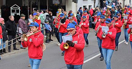 Besonders stolz ist die Gemeinde auf ihre Musikvereine, wie hier der Musikverein Dörzbach, der den Marsch der Gruppen musikalisch umrahmt.