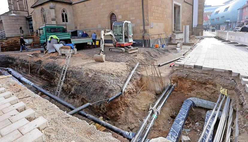 Baustelle ohne Ende: Schuld daran sind Überraschungen im Untergrund &minus; wie etwa alte Fundamente oder schadhafte Leitungen sowie die Kälte im Januar.