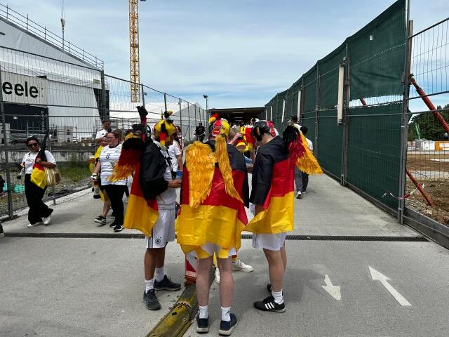 Anhänger der deutschen Fußballnationalmannschaft zeigen sich in sehr einfallsreichen Kostümen.
