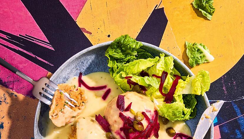 Ganz ohne Hack werden diese veganen Klopse nach K&ouml;nigsberger Art zubereitet. Die Basis sind gegarte Maronen, Speisest&auml;rke und Kichererbsenmehl, was f&uuml;r einen leicht nussigen Geschmack sorgt.