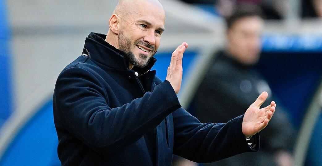 Christian Ilzer als lautstarker Antreiber der TSG Hoffenheim: Ob es das auch bei einer Demission seines Vorgesetzten gibt, l&auml;sst der Trainer offen.