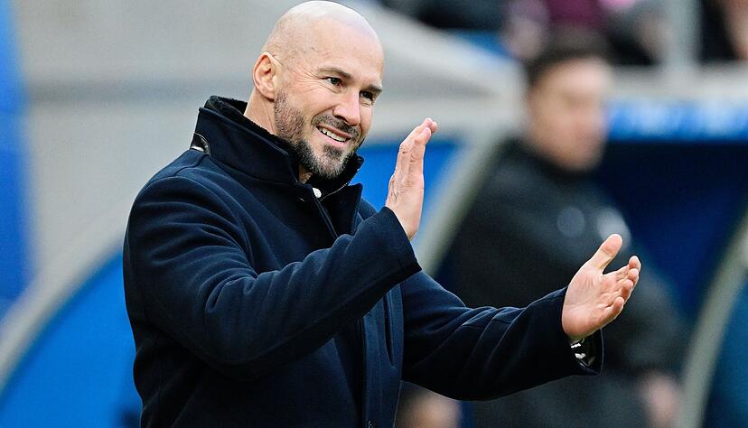 Christian Ilzer als lautstarker Antreiber der TSG Hoffenheim: Ob es das auch bei einer Demission seines Vorgesetzten gibt, l&auml;sst der Trainer offen.