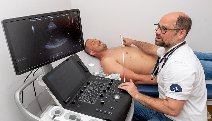 Sporttauglichkeitspr&uuml;fung: Hausarzt Tobias Neuwirth macht einen Herz-Ultraschall bei Sebastian Hammer.