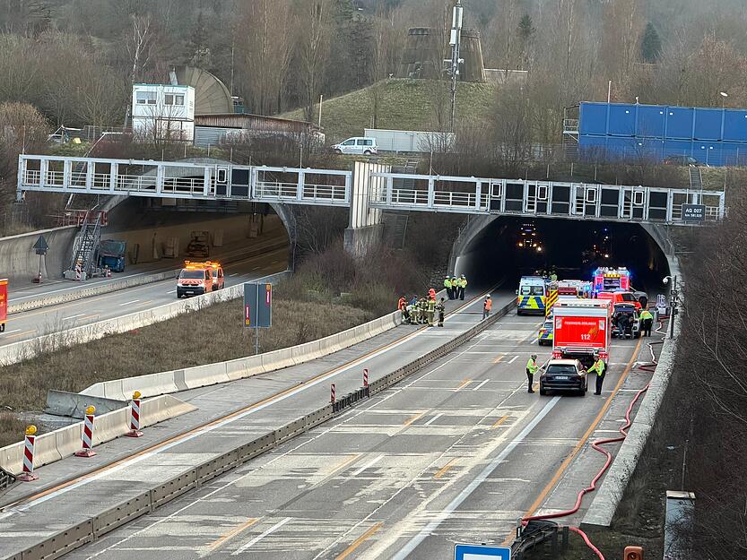 An der Gerlinger Seite des Engelbergtunnels in Richtung Leonberg stehen Fahrzeuge der Einsatzkr&auml;fte auf der A81. Der &uuml;bliche Verkehr kommt am Dienstag nicht durch.