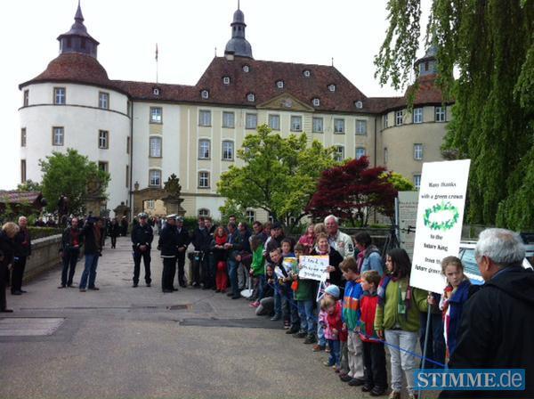 Rund 100 Schaulustige warten vor dem Schloss Langenburg auf die Ankunft des prominenten Gastes.